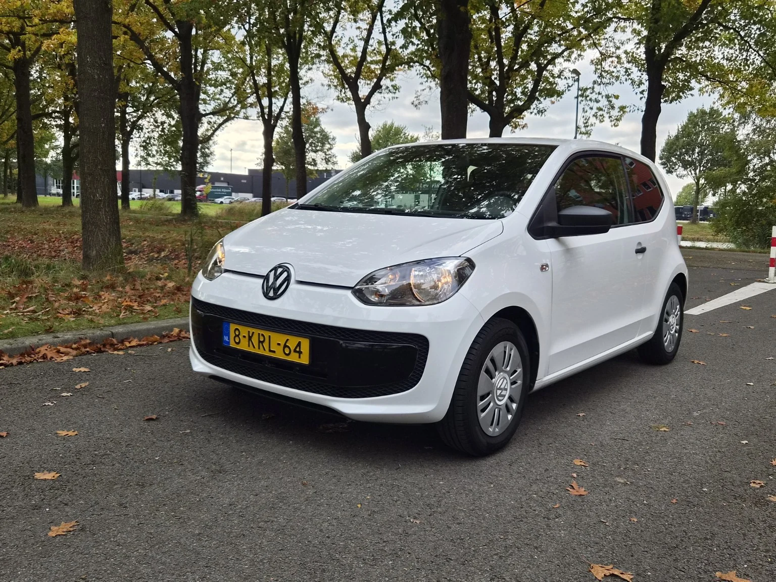 Witte Volkswagen up! met kenteken 8-KRL-64, vooraanzicht